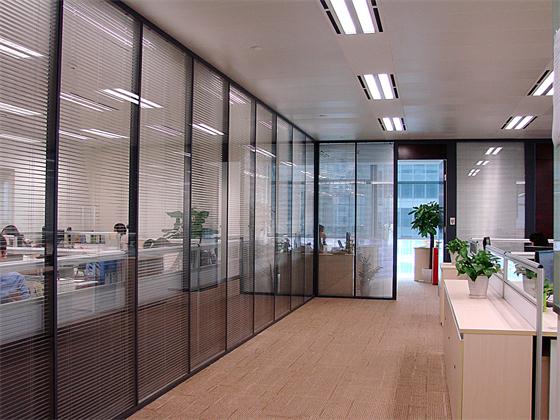 藝高斯鋁型材隔斷,www.gzqsbep.com